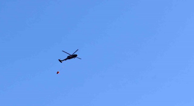 Ormanlık alanda çıkan yangın helikopterle söndürüldü