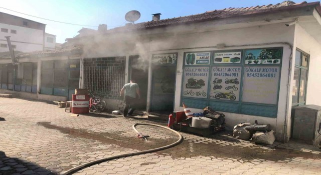 Osmanelinde motosiklet tamirhanesinde yangın paniği
