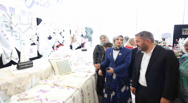 Pursakların yıl sonu sergisinde el emeği göz nuru ürünler