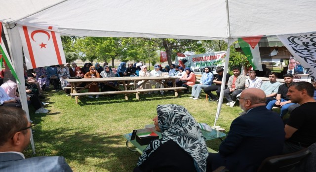 Rektör Karamustafa, öğrencilerin Filistinle Dayanışma Platformunu ziyaret etti