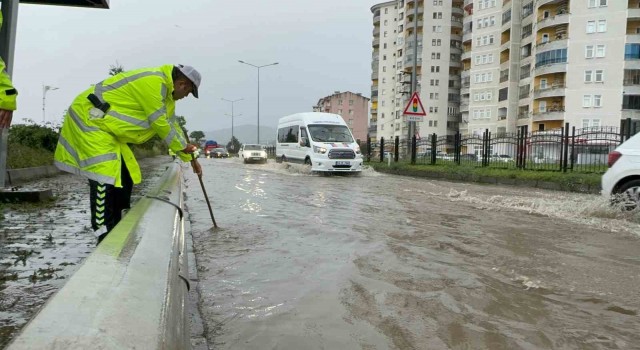 Rizede sağanak yağmur sonrası cadde ve sokaklar göle döndü