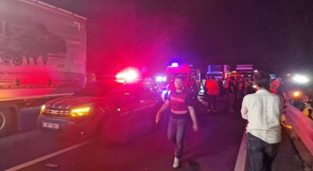 Şereflikoçhisarda kazaya müdahale eden jandarma aracına minibüs çarptı: 1 ölü, 4 yaralı