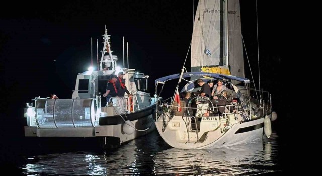 Sürüklenen yelkenli teknedeki 38 düzensiz göçmen kurtarıldı