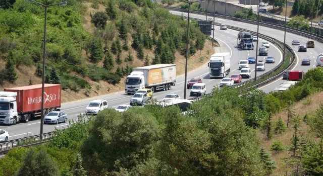TEM Otoyolu Kocaeli geçişinde bayram tatili yoğunluğu
