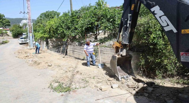 Toroslarda yayla yolları bakımdan geçiyor