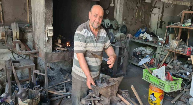 Türkiyedeki sayılı birkaç ustadan biri; yaptığı bıçaklar çiviyi kesiyor