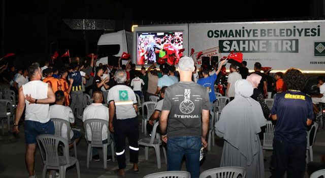 Türkiye’nin Zaferi Cumhuriyet Meydanı’nda Coşkuyla Kutlandı
