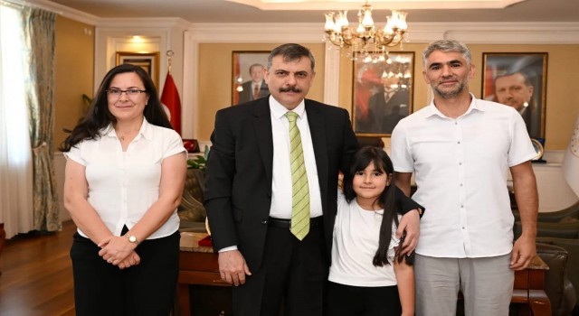 Vali olmak isteyen öğrenciyi makamında ağırladı