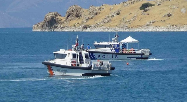 Van Gölünde kaybolan gencin arama çalışmaları dördüncü gününde sürüyor