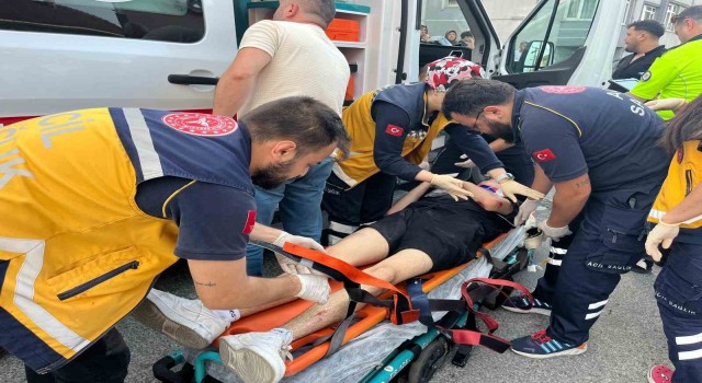 Yolun karşısına geçmeyen çalışan kadına motosiklet çarptı