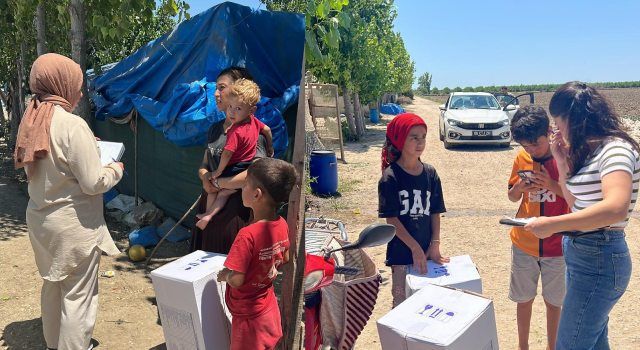 Adana'da Mevsimlik Tarım İşçisi Kadınlara Hijyen Seti Dağıtıldı