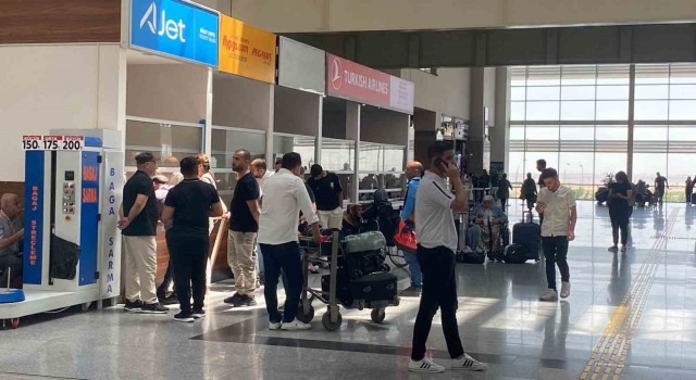Ajet, Diyarbakırda yolcuları saatlerce uçakta beklettikten sonra indirdi