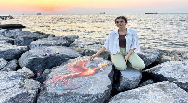 Akdeniz kıyısındaki dalga kıran kayalar ressam eliyle renkleniyor