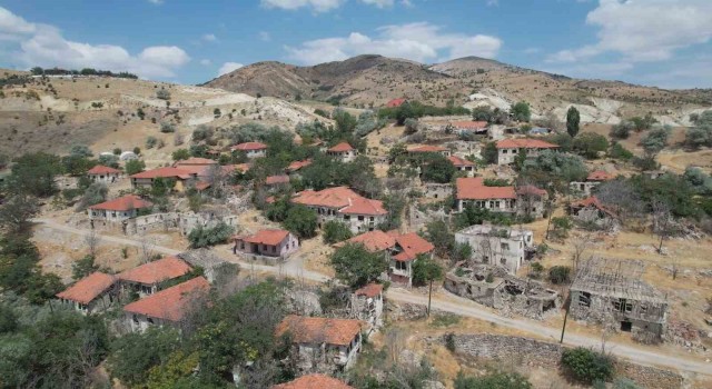 Ankaranın yanı başında terk edilmiş ıssız bir köy: Kayı köyü