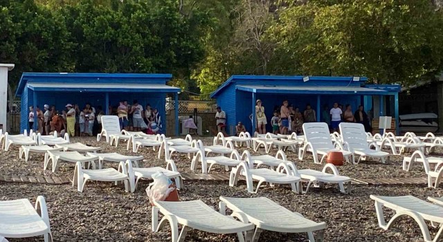 Antalyada yağmur tatilcilere zor anlar yaşattı, gökkuşağı teselli oldu