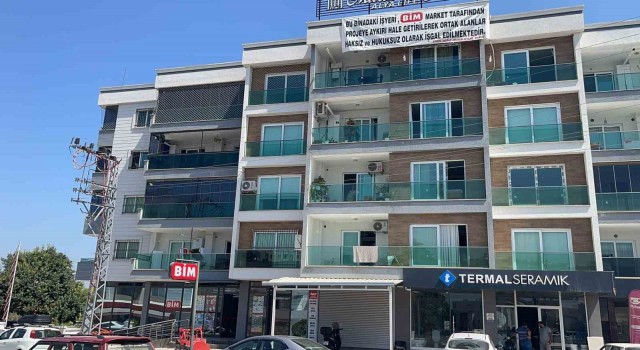 Apartman sakinlerinden BİM'e pankartlı protesto