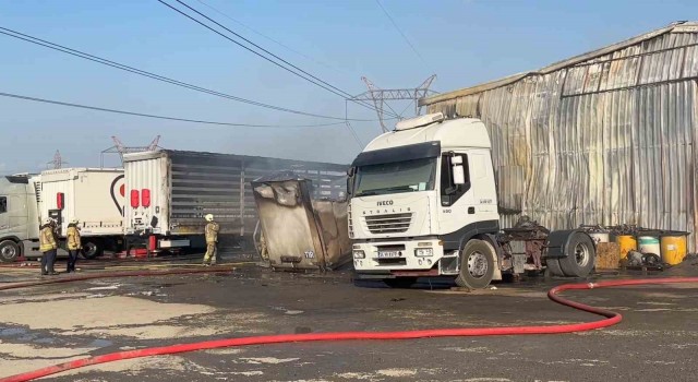 Ataşehirde 2 tır dorsesi ve 1 iş yeri küle döndü