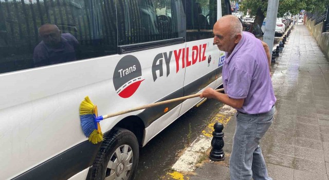 Ataşehirde yağan yağmurda aracını yıkadı