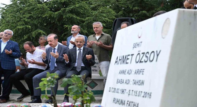 Bakan Uraloğlu, 15 Temmuz şehidi Ahmet Özsoyu kabri başında andı