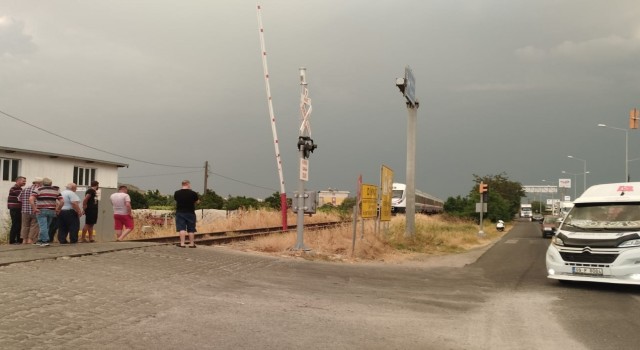 Bariyer kapalıyken karşıya geçmeye çalışan 2 kişiye tren çarptı: 1 ölü, 1 yaralı