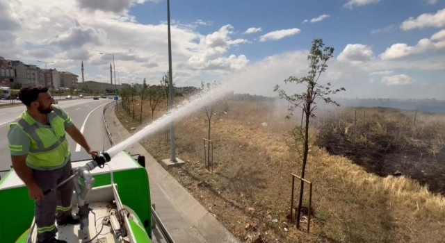 Başakşehirde askeri bölgeye ait otluk alandaki yangına İBBye bağlı peyzaj sulama ekibi müdahale etti