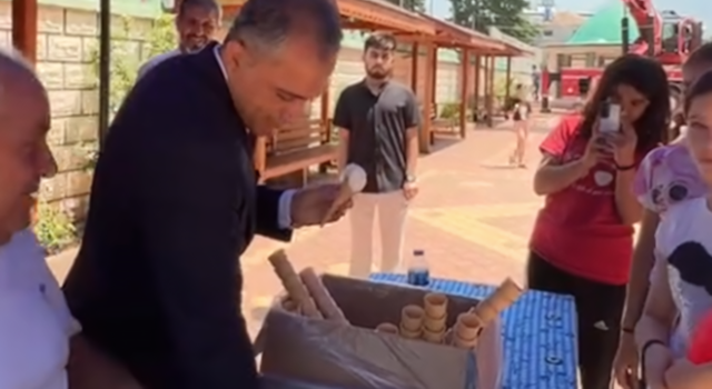 Başkan Çenet, Kuran Kursu Öğrencilerine Dondurma Dağıttı