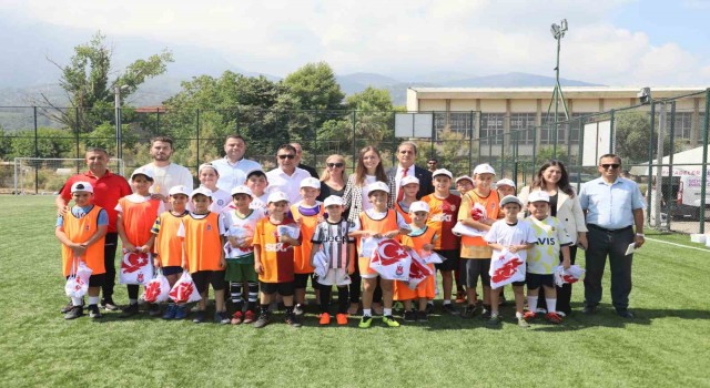 Başkan Durbay yaz futbol kursunda genç yeteneklerle buluştu