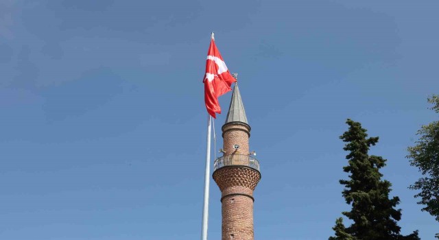 Başkan Yalım kentin merkezine dev Türk bayrağı dikti