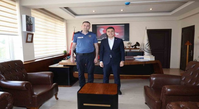 Başkomiserliğe terfi eden Kulaksıza rütbesini Kaymakam Gündoğdu taktı