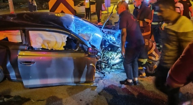 Batmanda trafik sinyalizasyon direğine çarpan sürücü hayatını kaybetti