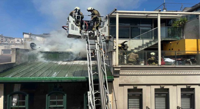 Beyoğlunda 5 katlı otelde korkutan yangın