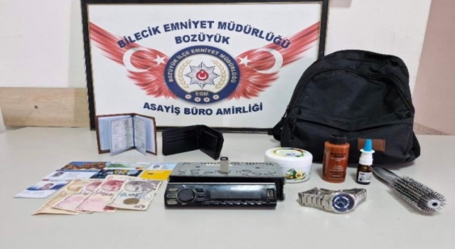 Bilecikte bir aracın lastiklerini keserek teyp ve çanta çalan şüpheli yakalandı
