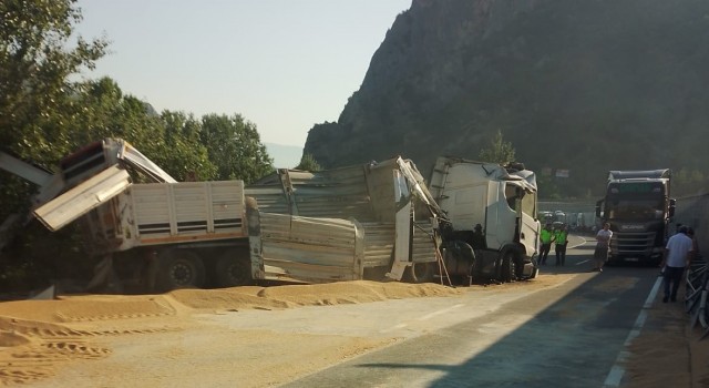 Bilecikte buğday yüklü tır 3 metre yükseklikten alt yola devrildi