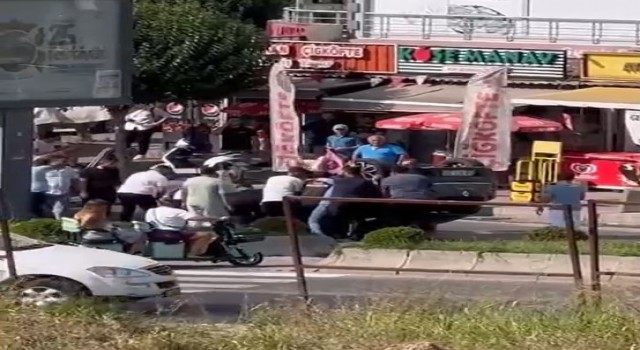 Büyükçekmecede tuhaf kaza kamerada: Düz yolda kaldırıma çarpıp böyle devrildi