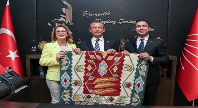 CHP Lideri Özgür Özel'e Karatepe Kilimi Hediye Edildi