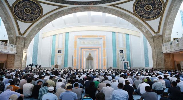 Cuma Hutbesi: "Cennet Vesilemiz, Aile Büyüklerimiz"