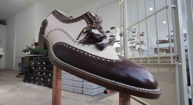 Depremde enkazdan çıkarılan 51 yıllık 1 metrelik ayakkabı Aksarayda