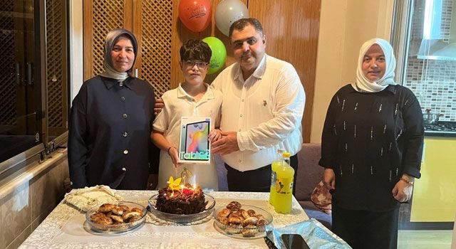 Depremzede Mevlüt’e Sürpriz Doğum Günü