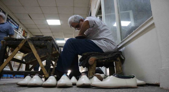 Diyarbakırda 58 yaşındaki usta, yarım asırdır yöresel ayakkabı üretimi yapıyor