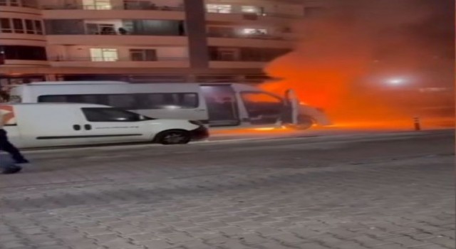 Diyarbakırda öğrenci servisi alevlere teslim oldu