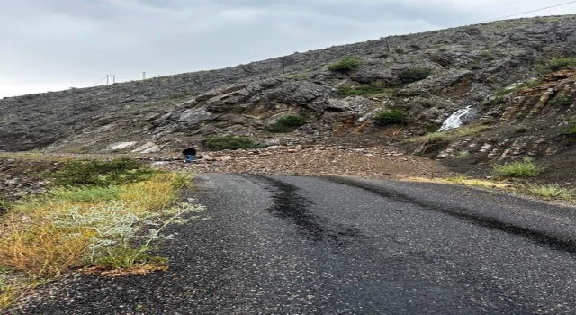Erzurumda sel nedeniyle yol çöktü