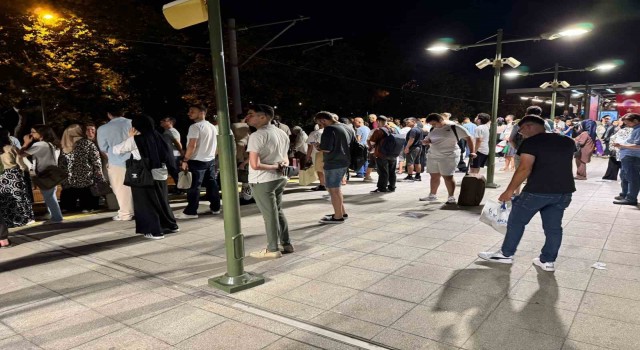 Floryada Marmaray arızalandı, duraklarda yoğunluk oluştu