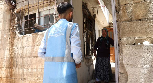 Gaziantep'te Yaşlılara Özel Çilek İkramı