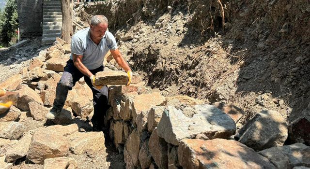 İlçe Mezarlığı Giriş Duvarı Yeniden Yapılıyor