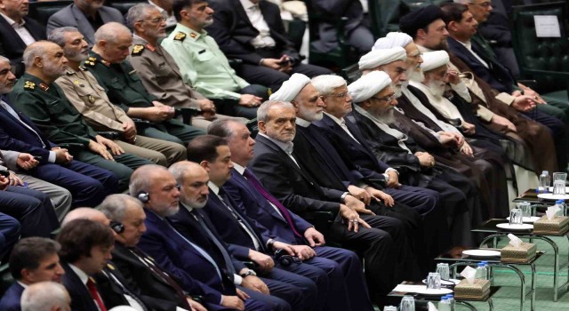 İran'ın yeni Cumhurbaşkanı Pezeşkiyan yemin ederek görevine başladı