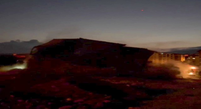 İş makinesi operatörü 6 katlı binayı yere vurarak sarsıntıyla yıktı