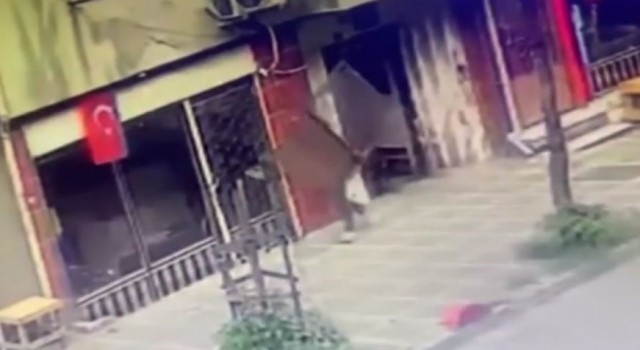 İstanbulda ilginç hırsızlık kamerada: Apartman kapısını söküp çaldı