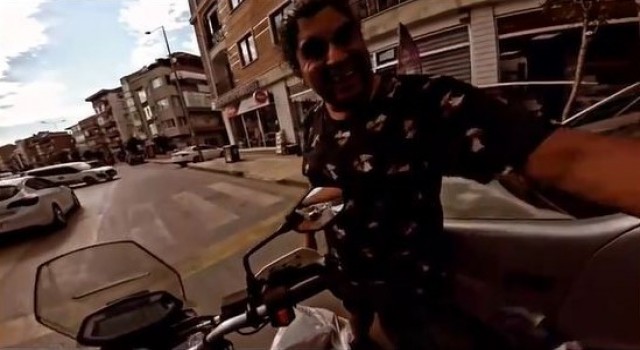 İstanbulda motosikletli ve yaya arasında güldüren yol verme diyaloğu