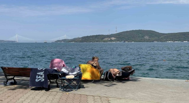 İstanbullular sıcak havada Boğazın sularında serinledi