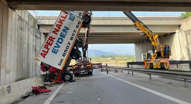 Kamyon Köprüden Yola Düştü, Sürücü Hayatını Kaybetti
